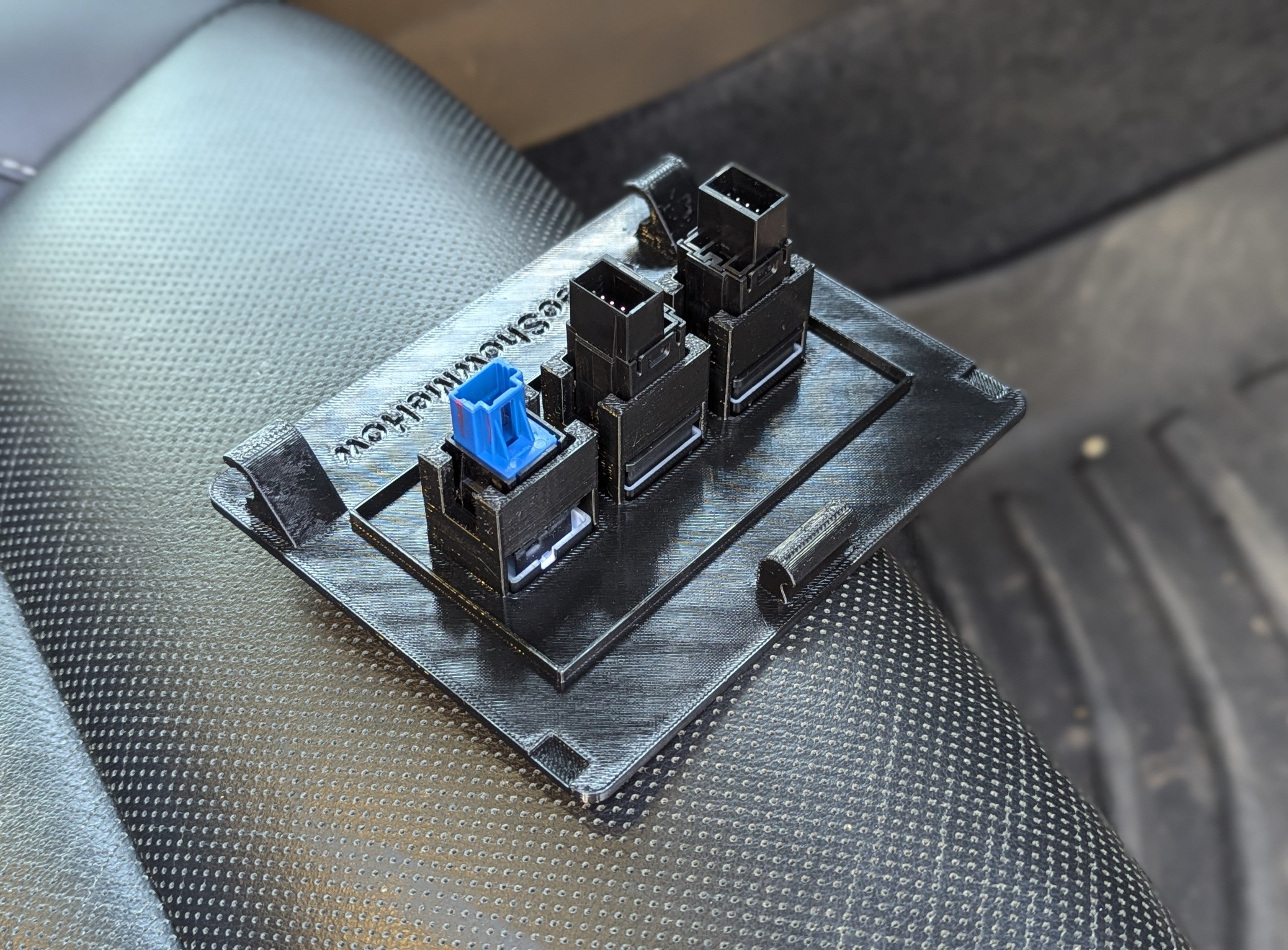Isuzu D-MAX / Mazda BT50 (MY21+) Factory Switch Panel - 3 Hole
