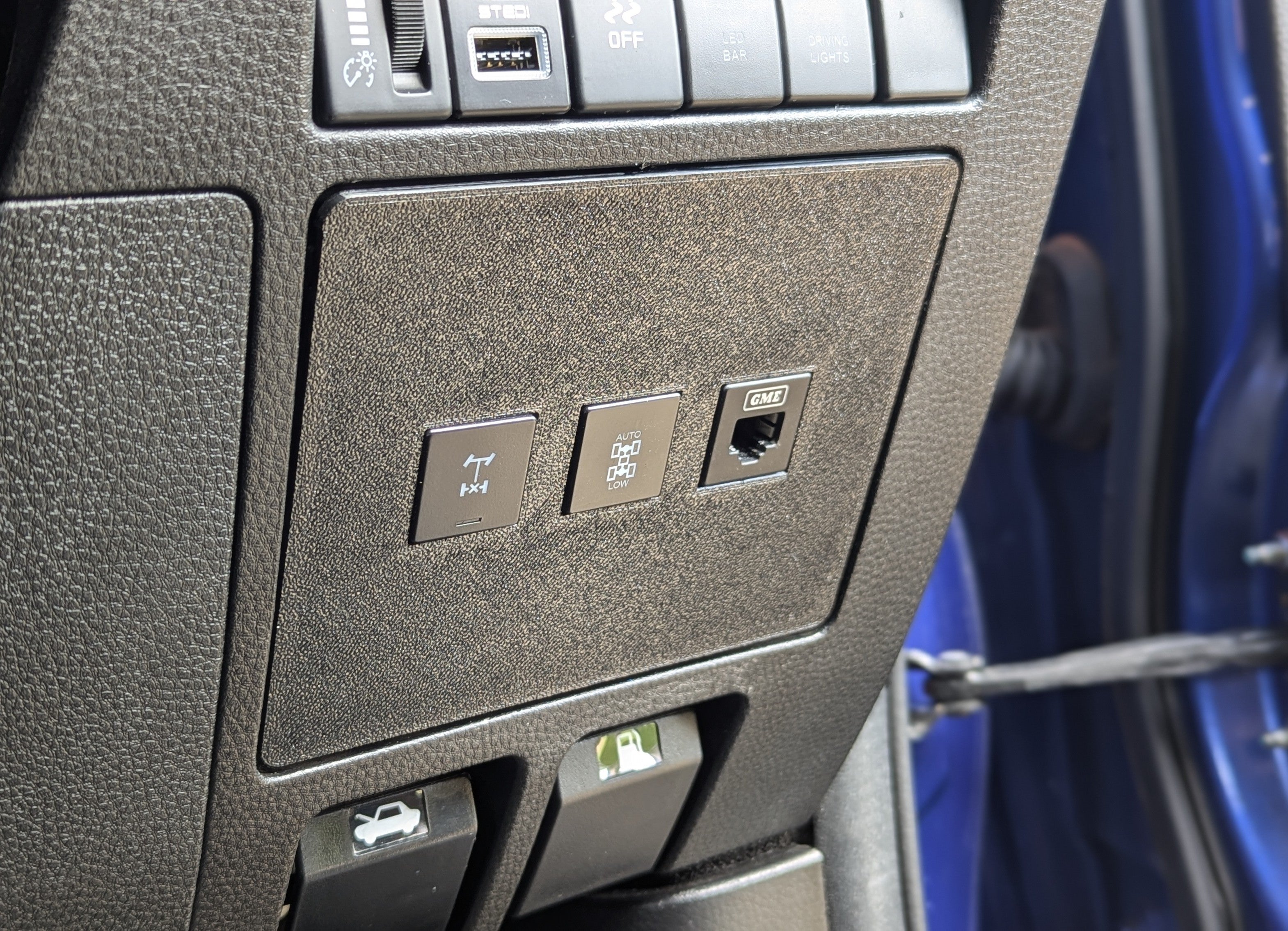 Isuzu D-MAX / Mazda BT50 (MY21+) Factory Switch Panel - 3 Hole